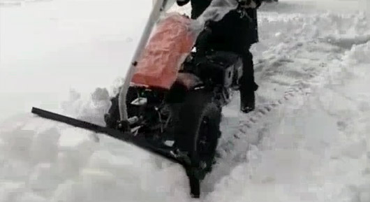 370 Snow shovel